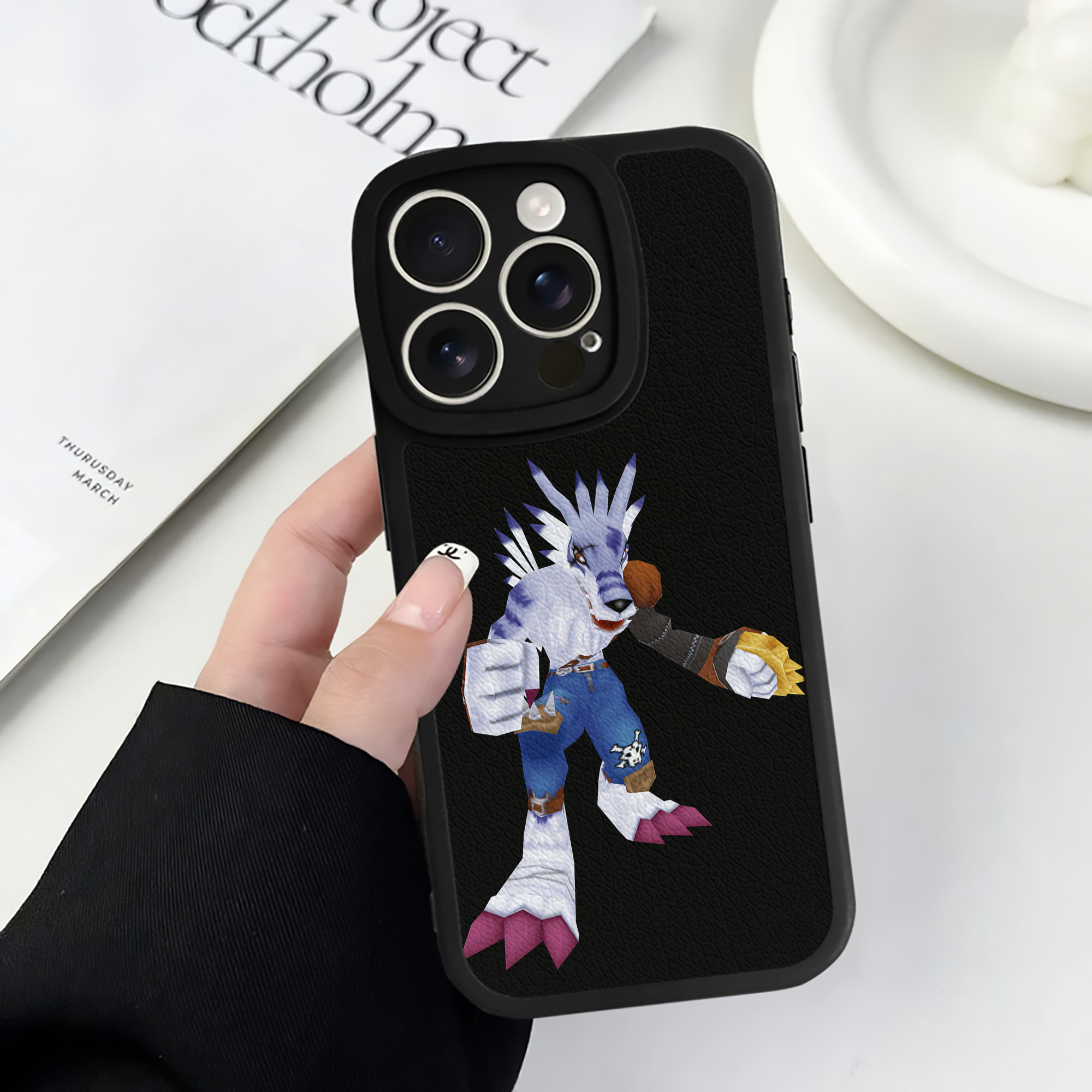 （画像用） Digimon デジタルモンスター/デジモン 【iPhone 16シリーズ対応】シリコンスマホケース（レザー調） 材質：シリコン